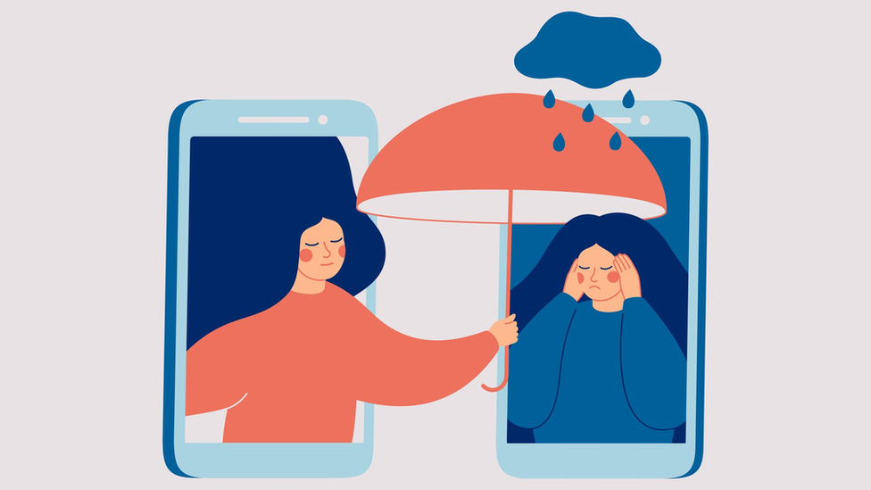 Ilustração mostra dois celulares, com duas mulheres 'inseridas' neles, uma delas consolando a outra