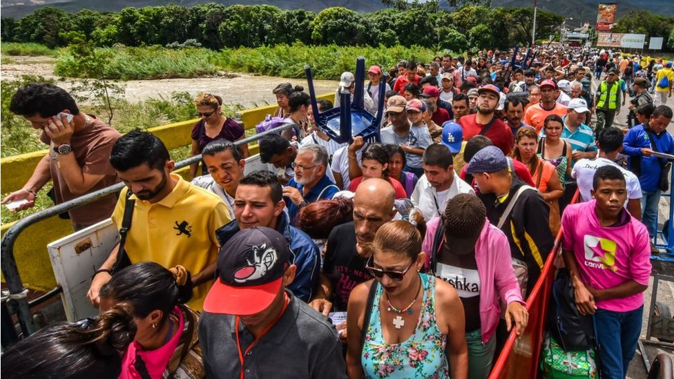 Venezolanos cruzan a Colombia en Cúcuta