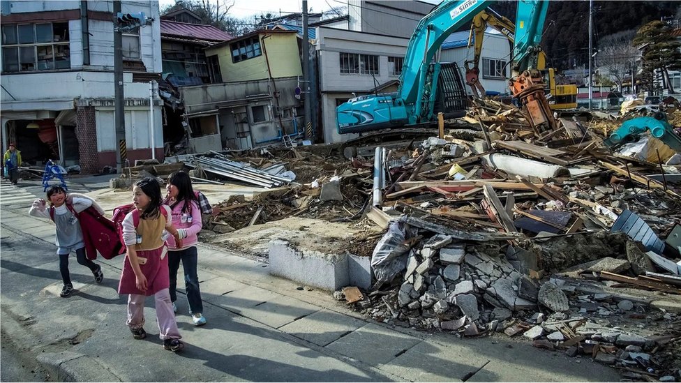 Fukuşima depremi sonrasında okula giden çocuklar