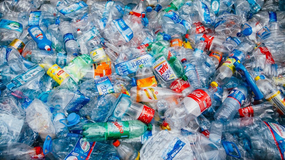 Пластиковые бутылки на заводе по переработке