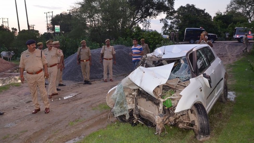 Полиция у разбившейся машины в Уттар-Прадеше (28 июля 2019 г.)