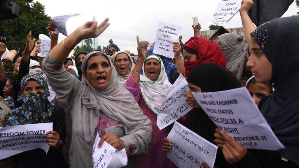 Кашмирские протестующие держат плакаты и выкрикивают лозунги во время акции протеста в Суре 16 августа 2019 года в Шринагаре