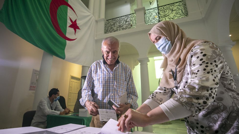 ناخب جزائري يدلي بصوته في السفارة الجزائرية في تونس