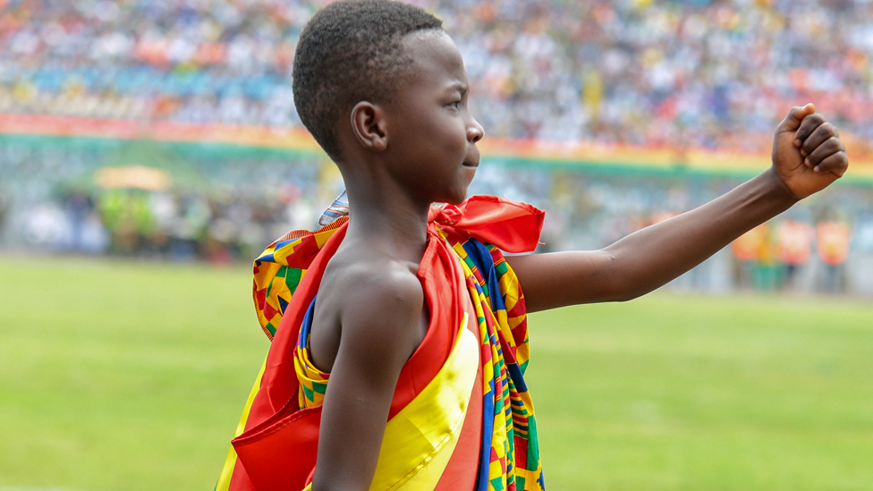 طفل يشارك في مسيرة خلال احتفالات عيد الاستقلال في مدينة كوماسي في غانا يوم الجمعة