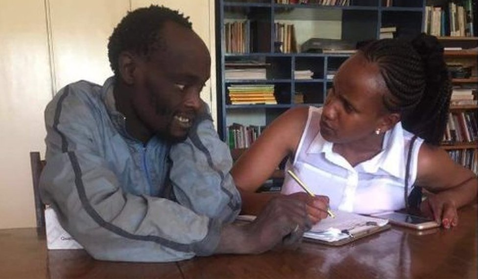 Se conocieron en el colegio, pero él tuvo que dejarlo porque su abuela no podía pagarlo. (Foto: W. MWAURA) Wanja e Hinga conversan