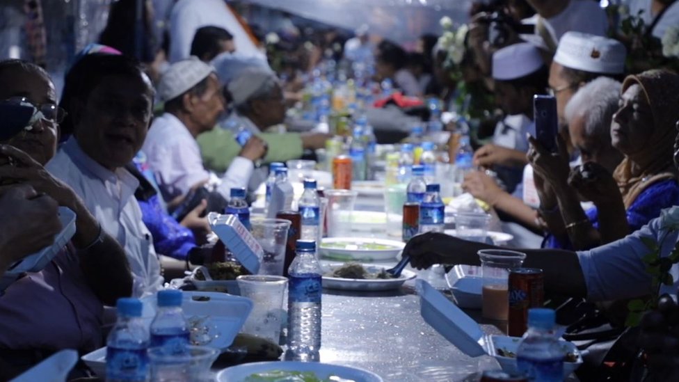 Acara buka puasa umat Islam di Myanmar.