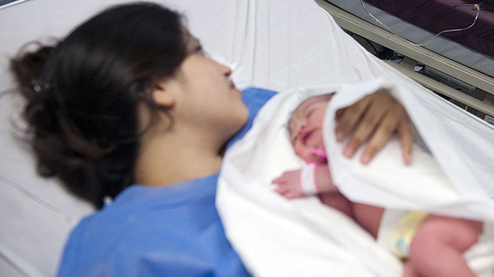 Las autoridades venezolanas no han explicado las causas del aumento de la mortalidad materno infantil. Una madre con un bebé recién nacido en un hospital de Venezuela.