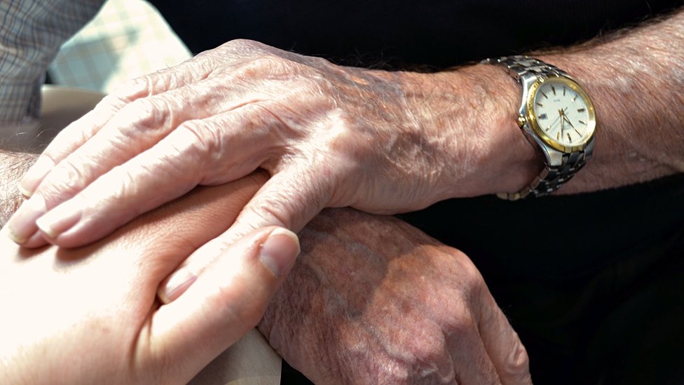 Типичное фото пожилых рук, держащихся за руки молодых