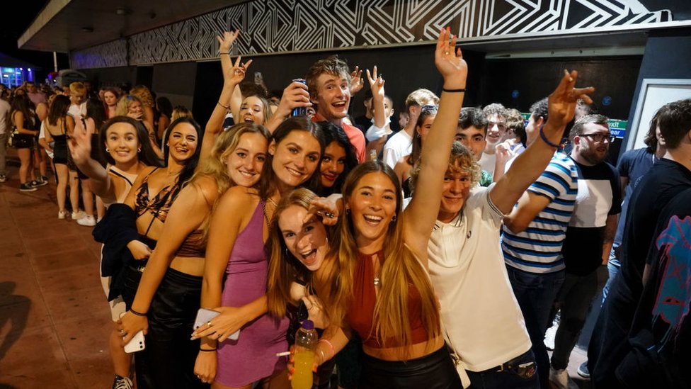 Clientes de un club nocturno en Brighton, Inglaterra celebran el fin de las restricciones.