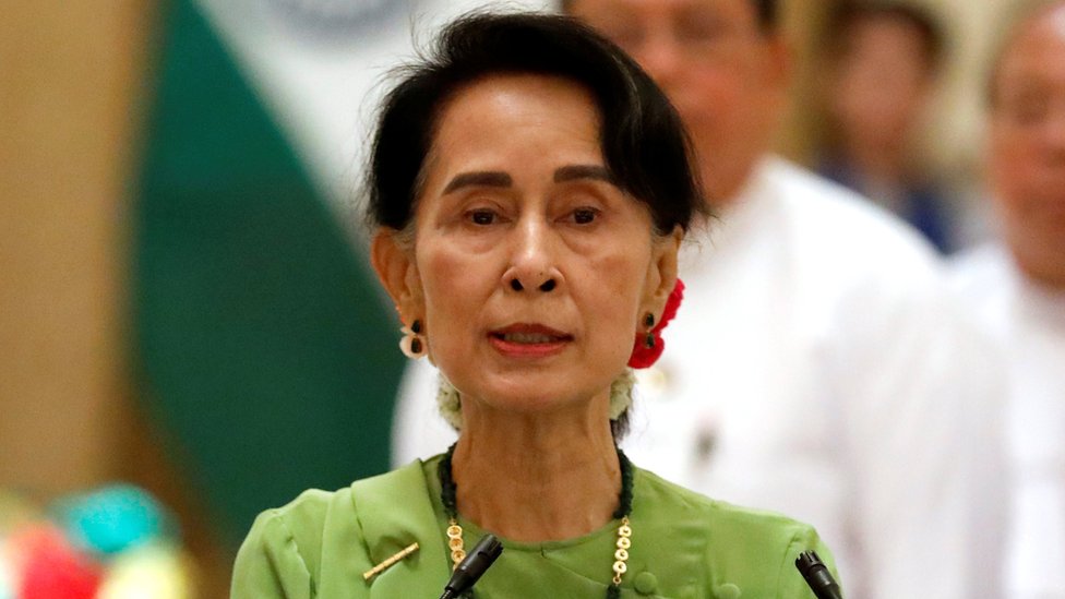 Аунг Сан Су Чжи на фото в 2017 году