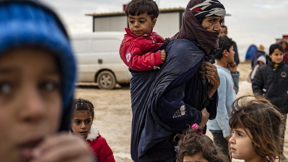 Suriye'nin kuzeyindeki operasyonlar nedeniyle 300 bine yakın Suriyeli evlerini terk etmeye zorlandı.