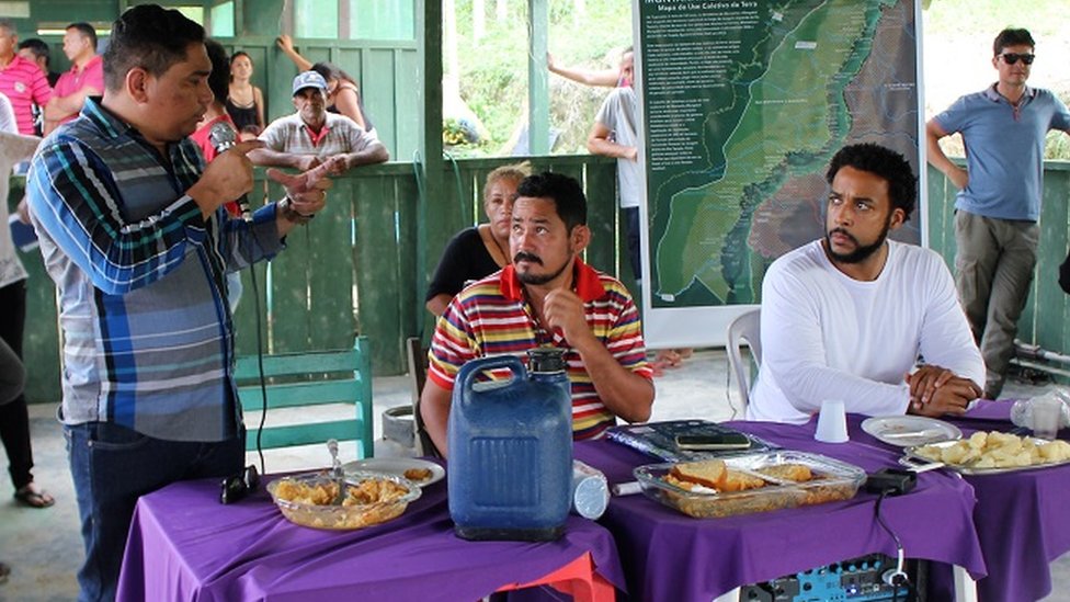 Суперинтендант Инкры в Сантарене Марио Серхио да Силва Коста (слева) разговаривает с лидерами общины Монтанья и Мангабал