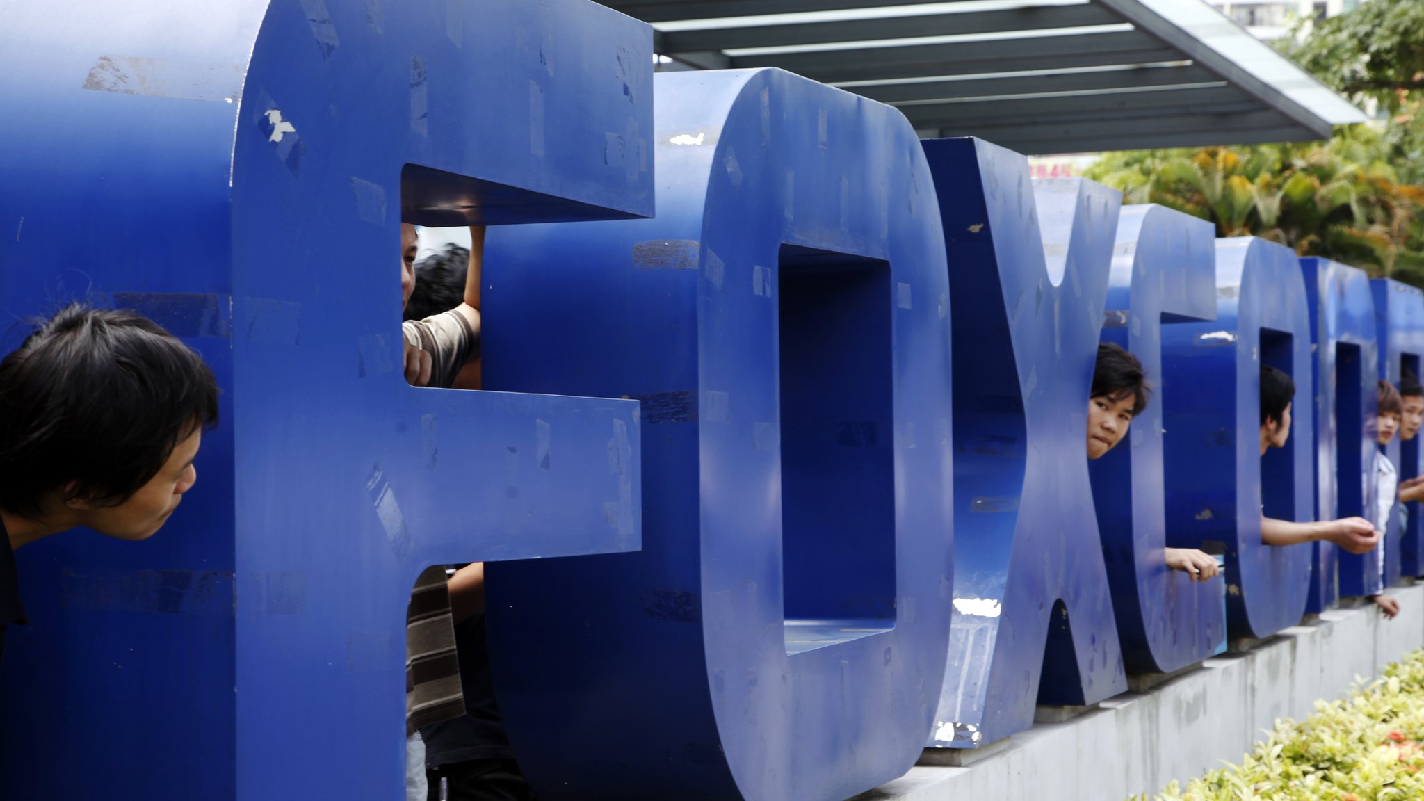 Foxconn broke Chinese labour laws-rights group