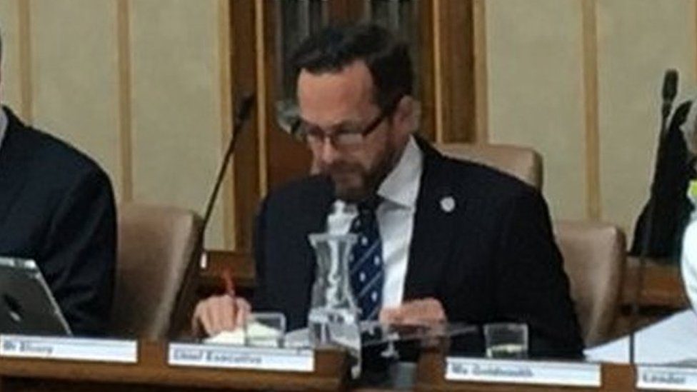 Натан Элвери сидит рядом с лидером совета Луизой Голдсмит на полном собрании совета в июле 2019 года