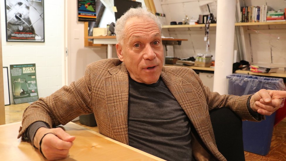 Alpert, en el centro televisivo comunitario DCTV que cofundó y codirige en Nueva York. Jon Alpert