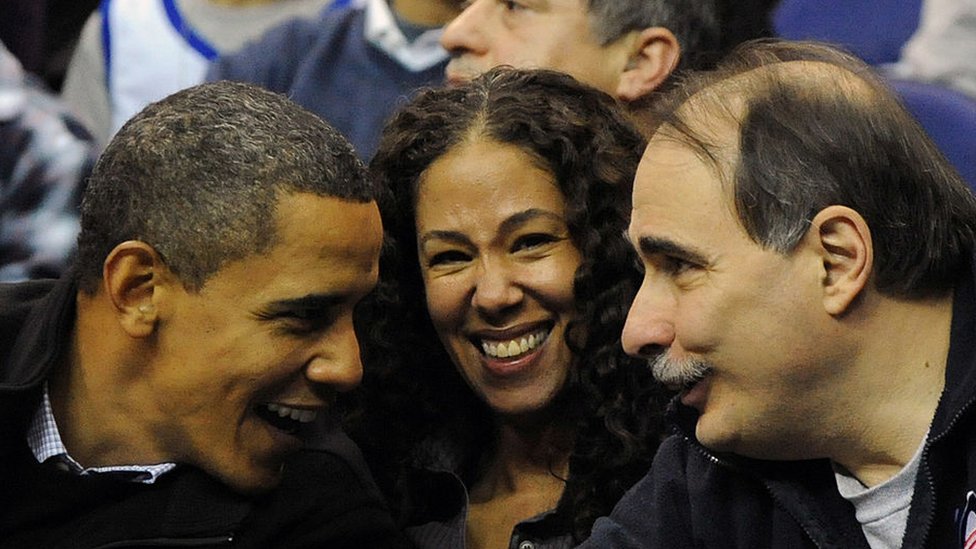 Бывший президент США Барак Обама (слева) со своим старшим советником Дэвидом Аксельродом (справа) на баскетбольном матче
