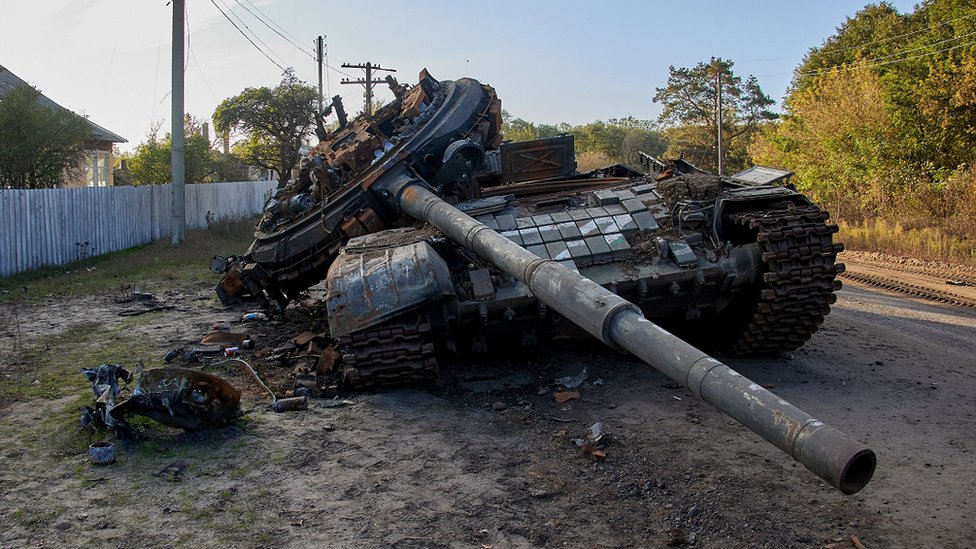 烏克蘭哈爾科夫伊久姆鎮上一輛被毀坦克（7/10/2022）