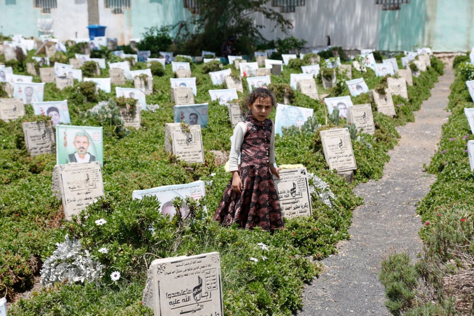 Una niña en un cementerio