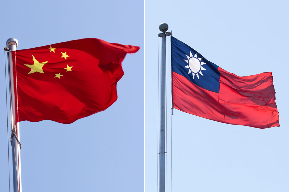 Флаг Китайской Народной Республики (слева) в значительной степени заменил флаг Китайской Республики