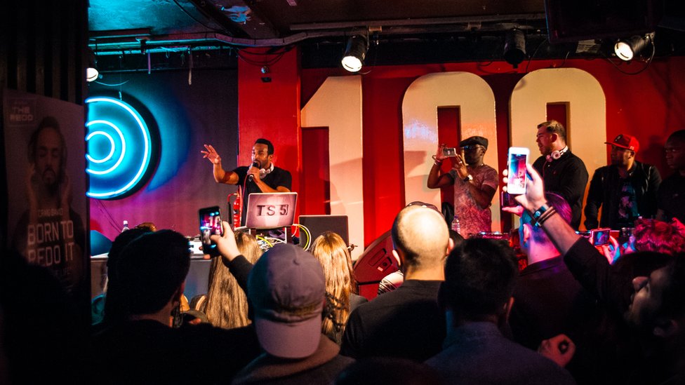 Крейг Дэвид вместе с Big Narstie выступает в The 100 Club в 2016 году