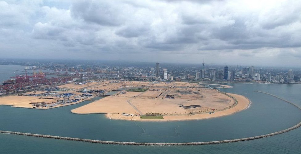 يقول المسؤولون إن المدينة التي يتم بناؤها على الرمال ستنافس المراكز المالية الأخرى مثل دبي أو سنغافورة أو هونغ كونغ