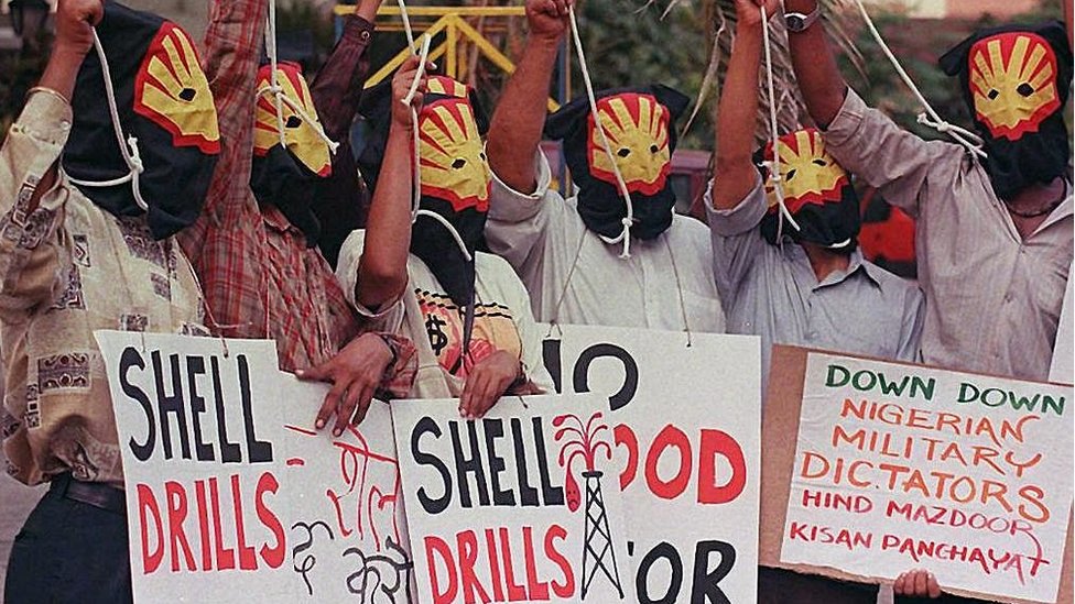 Активисты-правозащитники в черных масках и с петлями на шее прошли демонстрацию 10 ноября у штаб-квартиры Shell India в Южном Бомбее