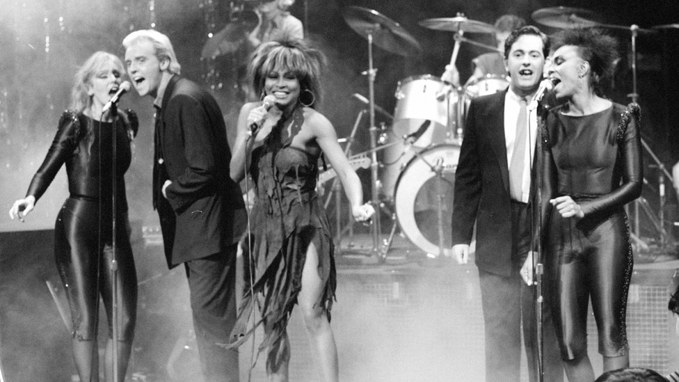 Tina Turner hizo su reaparición en el programa de televisión británico The Tube with Heaven 17 en 1983.