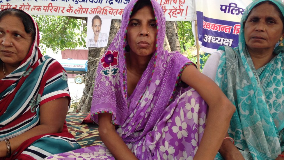 Жена Джагендера Сингха сидит на митинге в Шахджаханпуре