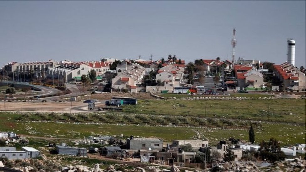 يعيش أكثر من 60 ألف إسرائيلي في 140 مستوطنة أنشأت منذ احتلال اسرائيل للضفة الغربية والقدس الشرقية في عام 1967.