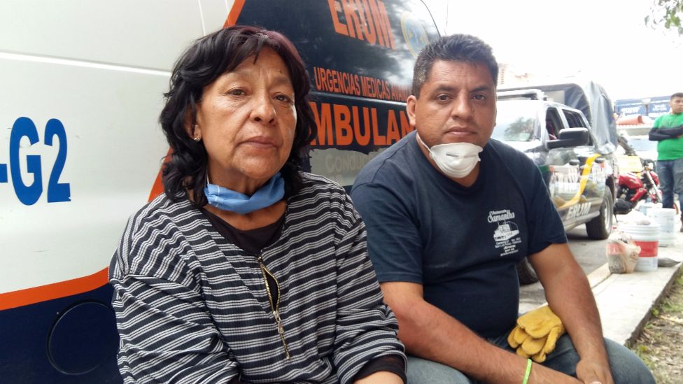 Gloria Rosales espera noticias de su hijo atrapado bajo los escombros de la fábrica textil colapsada por el sismo. Gloria Rosales espera noticias de su hijo atrapado bajo los escombros de la fábrica textil colapsada por el sismo.