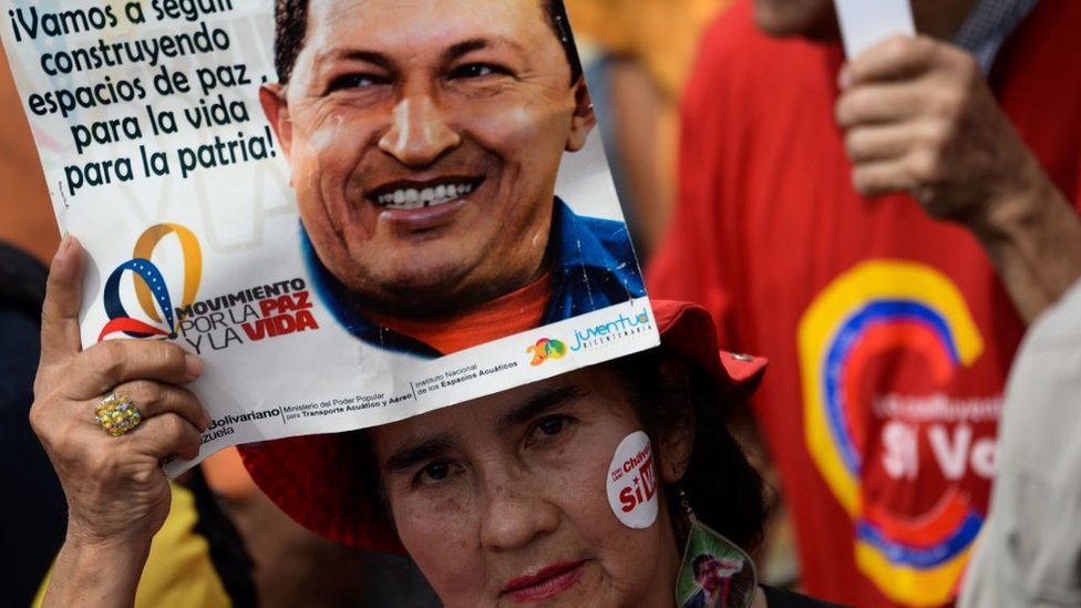 La Constitución aprobada durante el gobierno de Chávez originó una "democracia participativa y protagónica", afirma Maripili Hernández, exfuncionaria chavista. Mensajes a favor de Chávez.