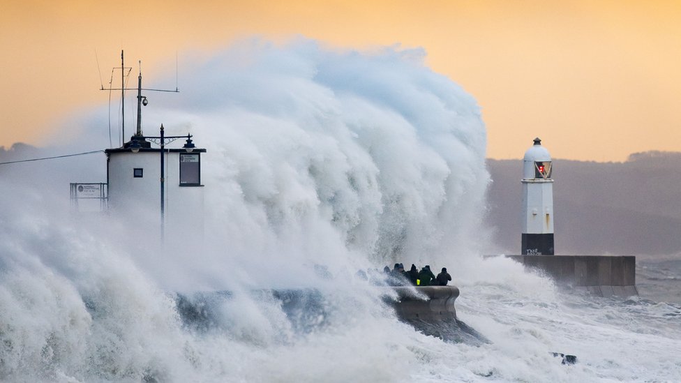Волны разбиваются о гавань Порткола