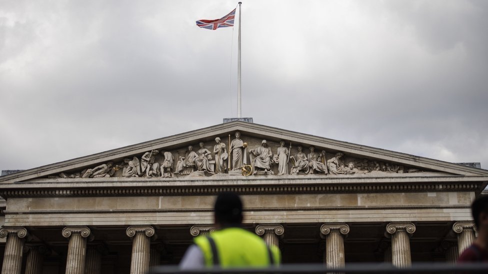 大英博物館樓頂懸掛著英國國旗（17/8/2023）
