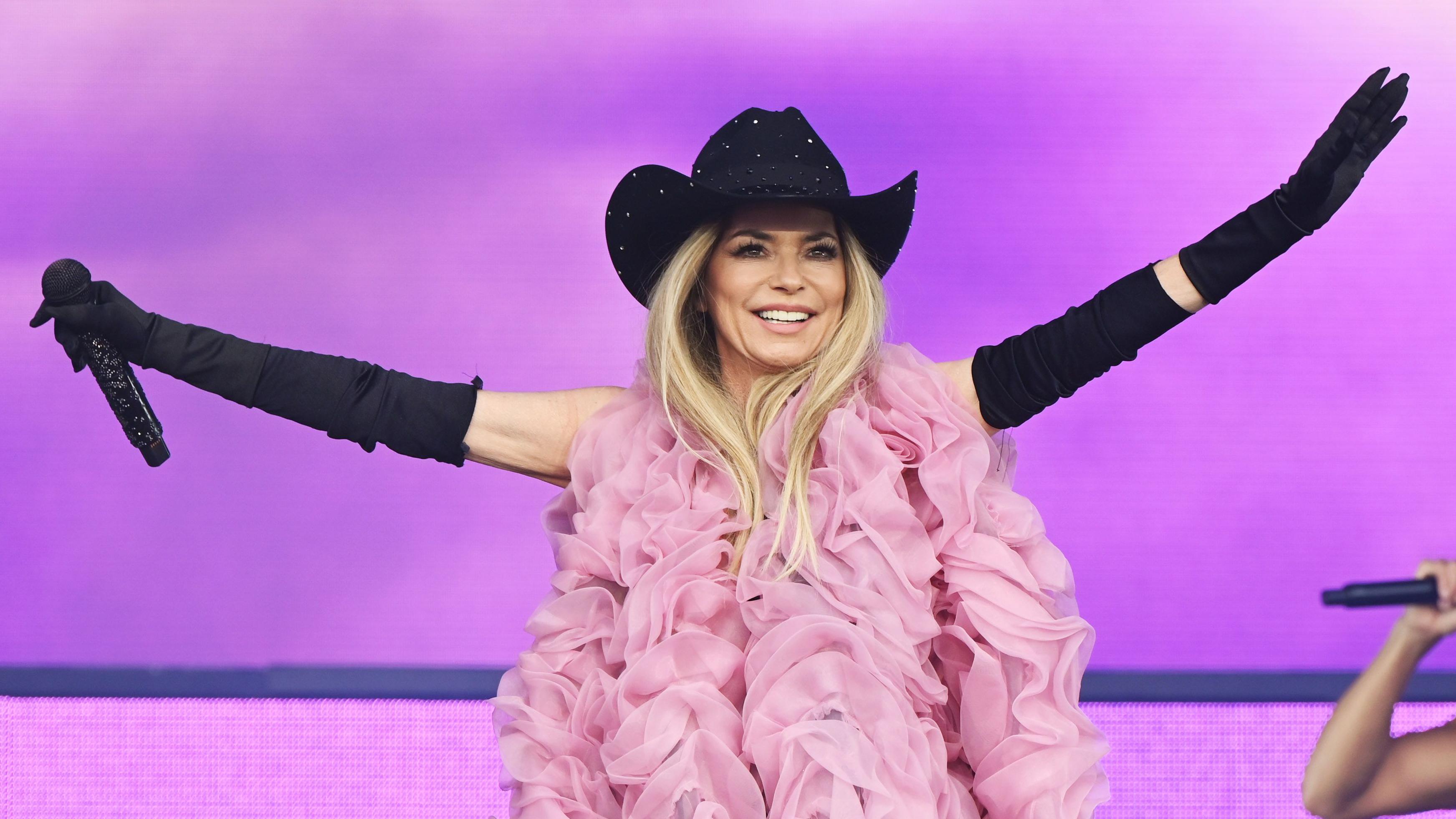 Shania Twain leaves Glastonbury much impressed - BBC News