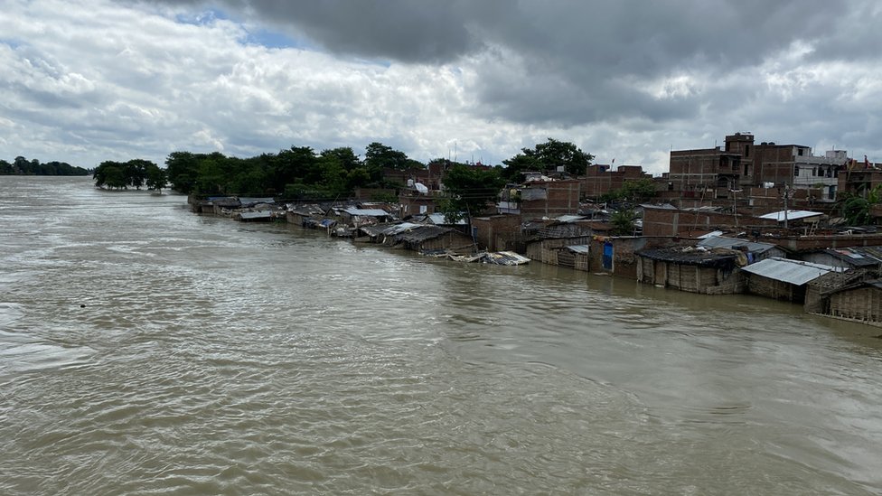 Ein überflutetes Dorf in Darbhanga