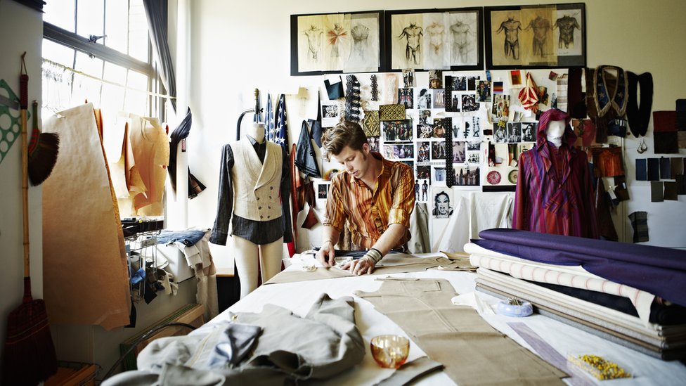 Un joven en un taller textil