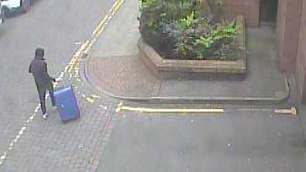 Снимок, опубликованный полицией Большого Манчестера, показывает бомбардировщика Салмана Абеди на канале CCTV в Манчестере