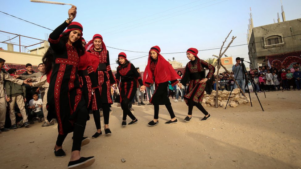 فتيات من خان يونس يرقصن الدبكة