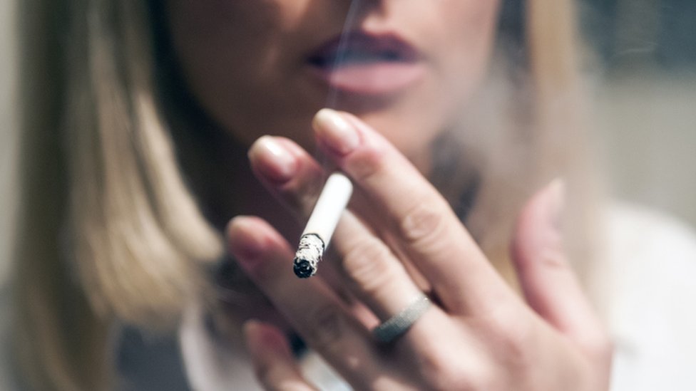 Una mujer fumando un cigarrillo