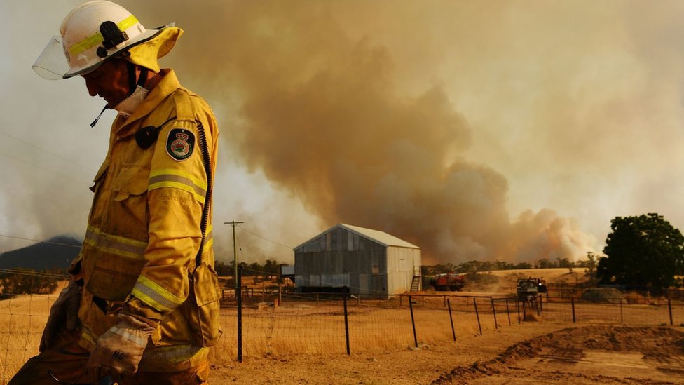 Bombero durante incendios en Australia.