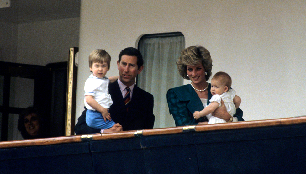 La pareja con sus hijos, el príncipe William y el príncipe Harry, miran desde la cubierta del Royal Yacht Britannia el 5 de mayo de 1985 en Venecia, Italia.