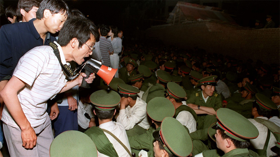 Estudiantes enfrentándose a militares durante las protestas de la primavera de 1989