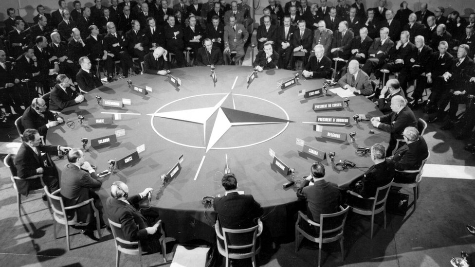 Мировые лидеры сидят за круглым столом