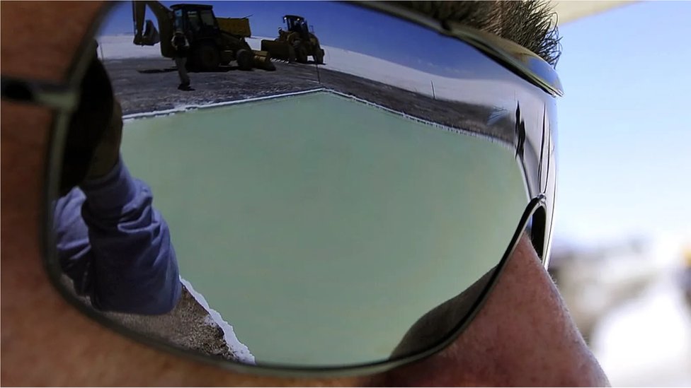 Un empleado de minería en un salar