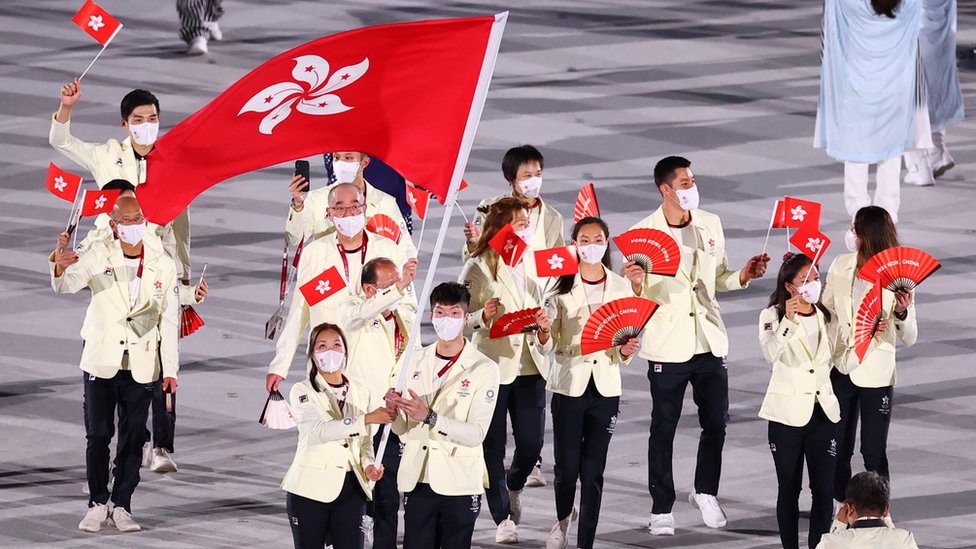 東京奧運開幕式張家朗（前左）手持香港特區區旗進場（23/7/2021）