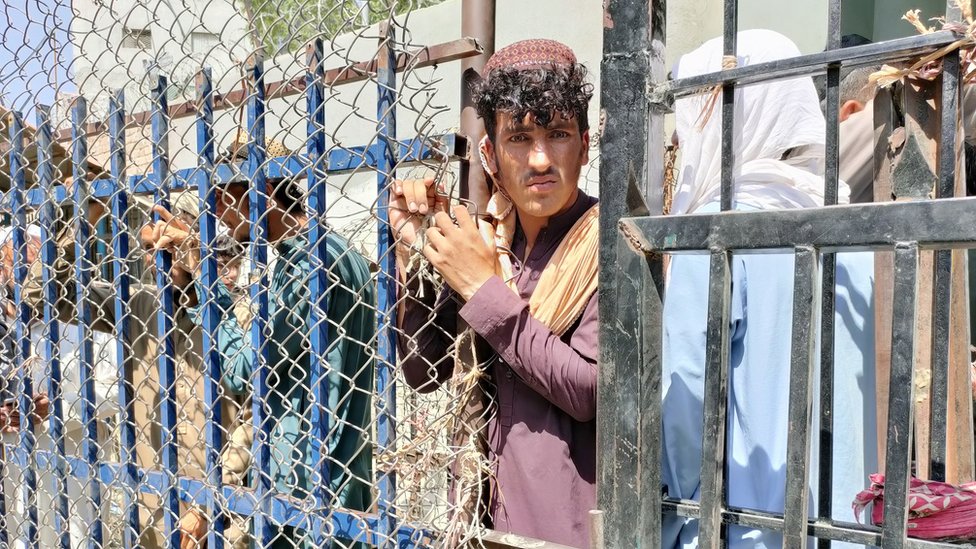 Afghans waiting at Pakistani border