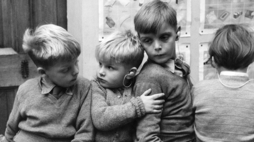 Дети в Вессингтон-Корт, специализированной школе для глухих в конце 1950-х годов