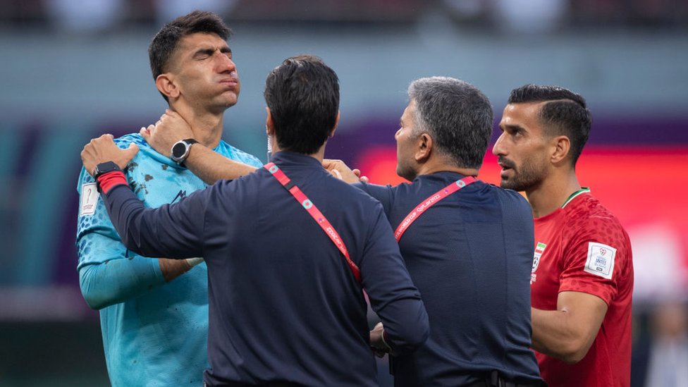 El jugador iraní Alireza Beiranvand sufrió una conmoción cerebral tras un grave choque de cabezas al principio del partido.