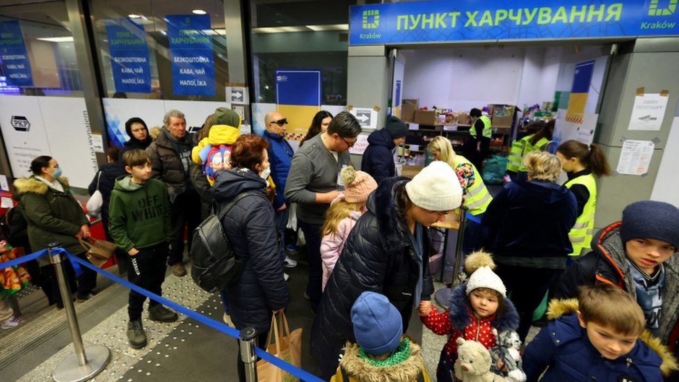 Desplazados ucranianos arriban a Polonia