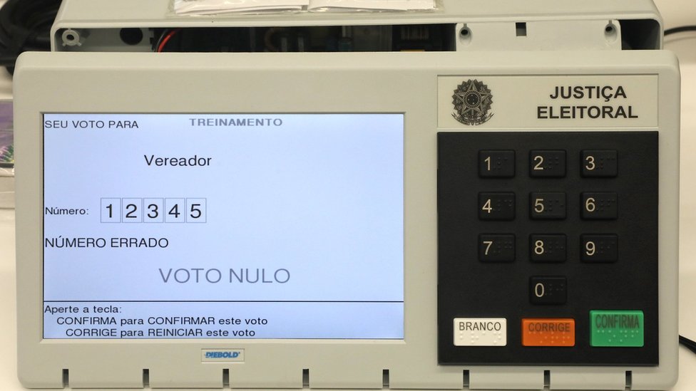 Urna eletrônica com voto nulo